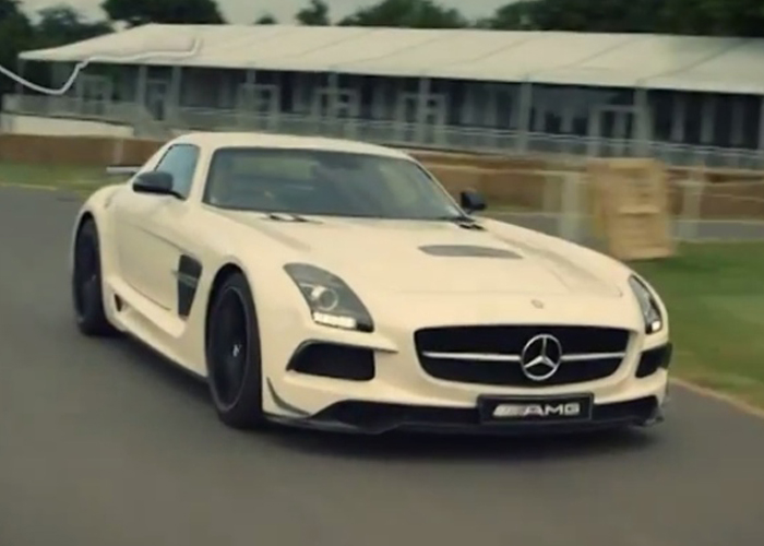 “فيديو” شاهد مرسيدس اس ال اس SLS AMG تقطع حلبة مهرجان السرعة Goodwood