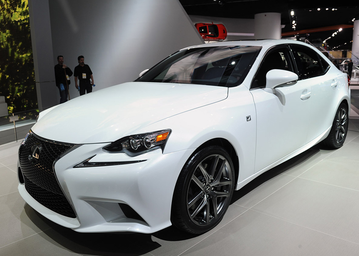 لكزس تقوم بعمل تحديثات جديدة لسيارتها لكزس اي اس 2015 القادمة Lexus IS