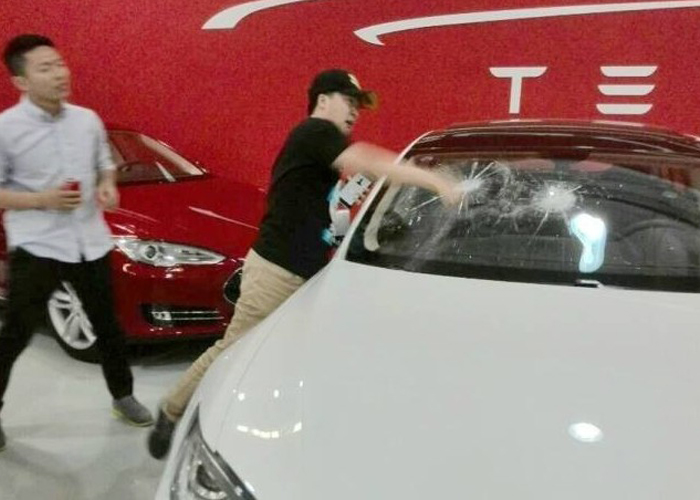 “بالصور” صيني يحطم سيارته من نوع تسلا خلال استلامها له بسبب تأخير التسليم Tesla China