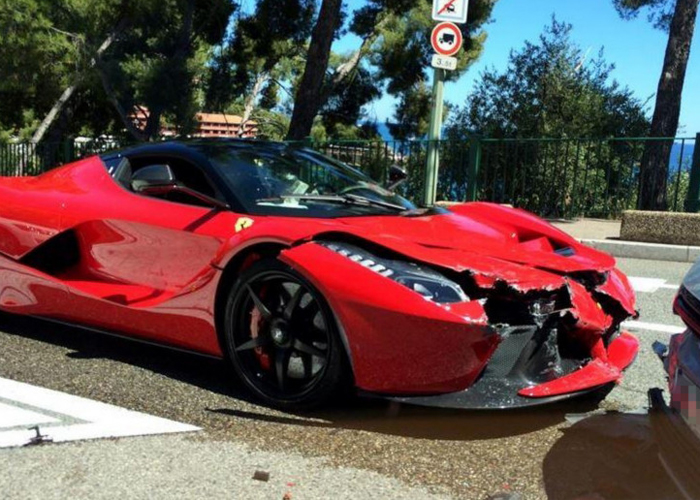 "بالصور" حادث فيراري لافيراري الجديدة مع فولكس فاجن Ferrari LaFerrari 2