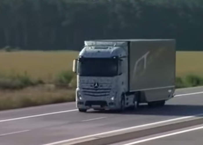 "فيديو" شاهد شاحنة مرسيدس ذاتية القيادة قادمة في عام 2025 Mercedes-Benz Truck 8